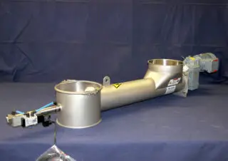 Screw feeder with pneumatic shutter stamp