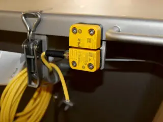 Klappbarer Deckel mit<br>Sicherheitsschalter