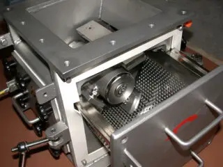 Lump crusher with grating sieve